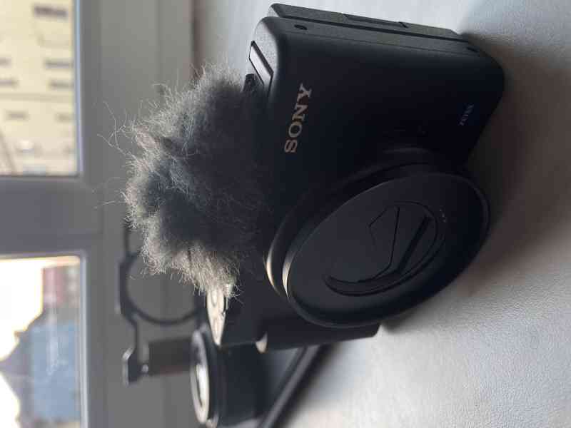 Sony ZV-1 s širokoúhlým objektive, klecí Smallrig a Sony Gri - foto 8