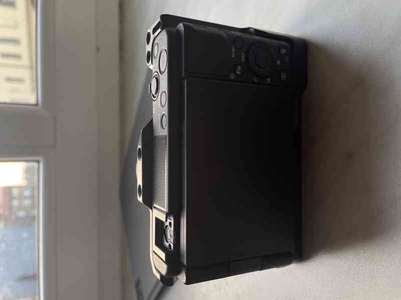 Sony ZV-1 s širokoúhlým objektive, klecí Smallrig a Sony Gri - foto 17