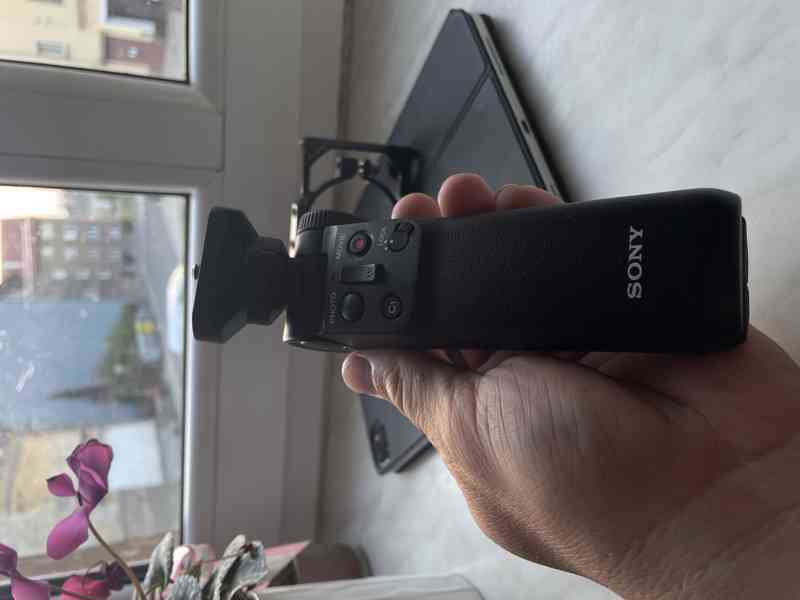 Sony ZV-1 s širokoúhlým objektive, klecí Smallrig a Sony Gri - foto 5