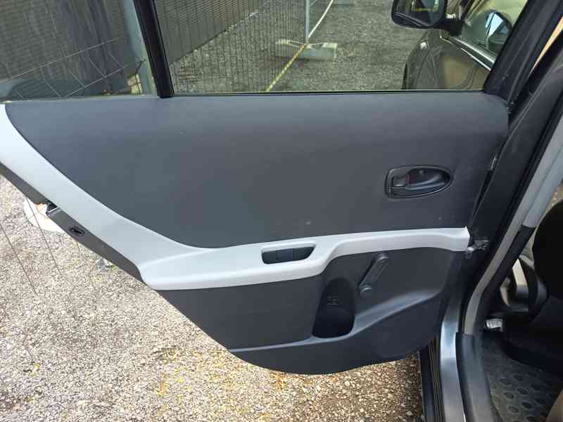 Toyota Yaris 1,3VVT-i Comfort ČR  - foto 17