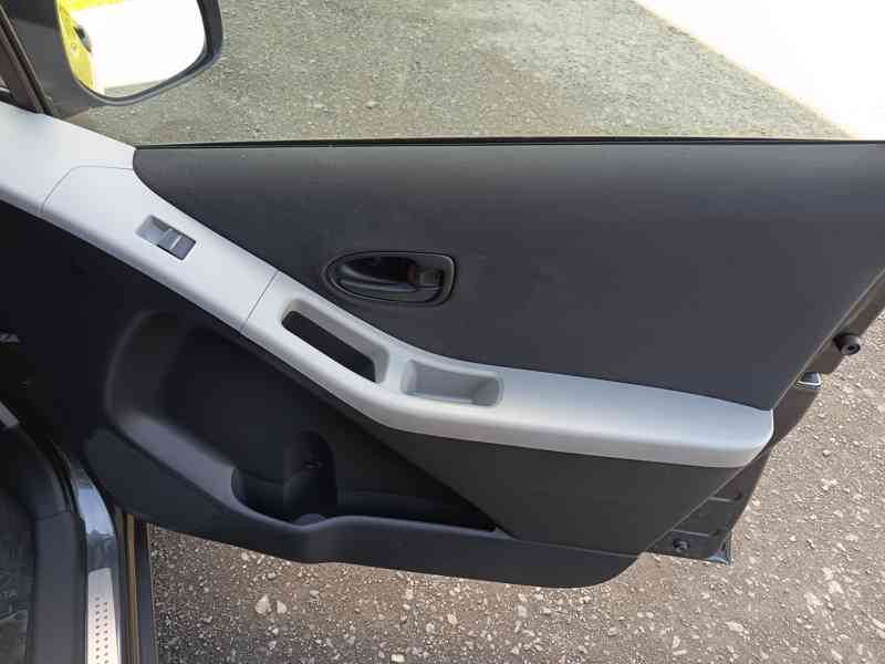 Toyota Yaris 1,3VVT-i Comfort ČR  - foto 16