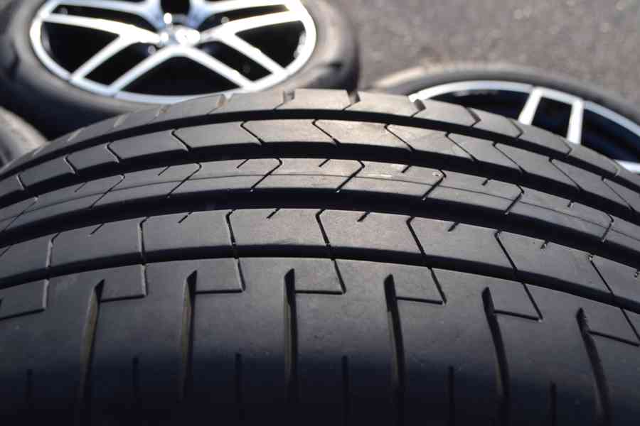 MB GLC coupe -Téměř NOVÁ letní Alu sada AMG 235/50R19 - foto 5