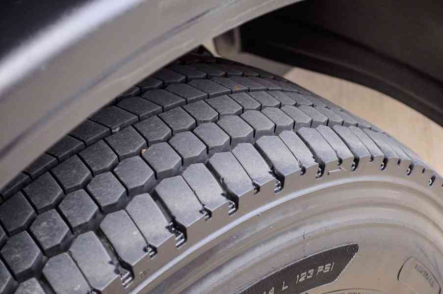 MERCEDES ATEGO 1523 TŘÍSTRANNÝ SKLÁPĚČ + HYDRAULICKÁ RUKA - foto 15