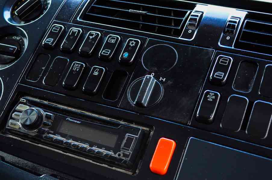 MERCEDES ATEGO 1523 TŘÍSTRANNÝ SKLÁPĚČ + HYDRAULICKÁ RUKA - foto 43