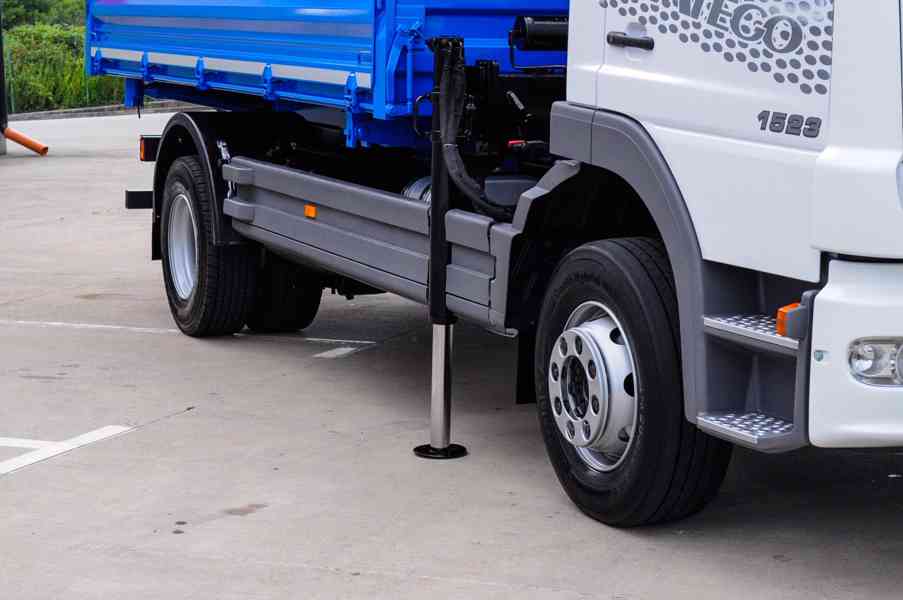 MERCEDES ATEGO 1523 TŘÍSTRANNÝ SKLÁPĚČ + HYDRAULICKÁ RUKA - foto 94