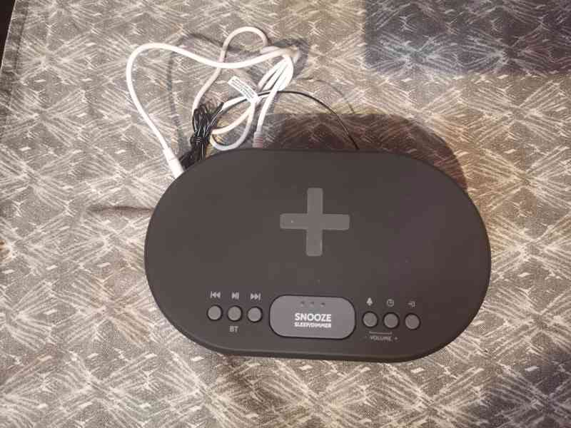 Noční radiobudík s USB nabíječkou, Bluetooth reproduktor, QI - foto 1