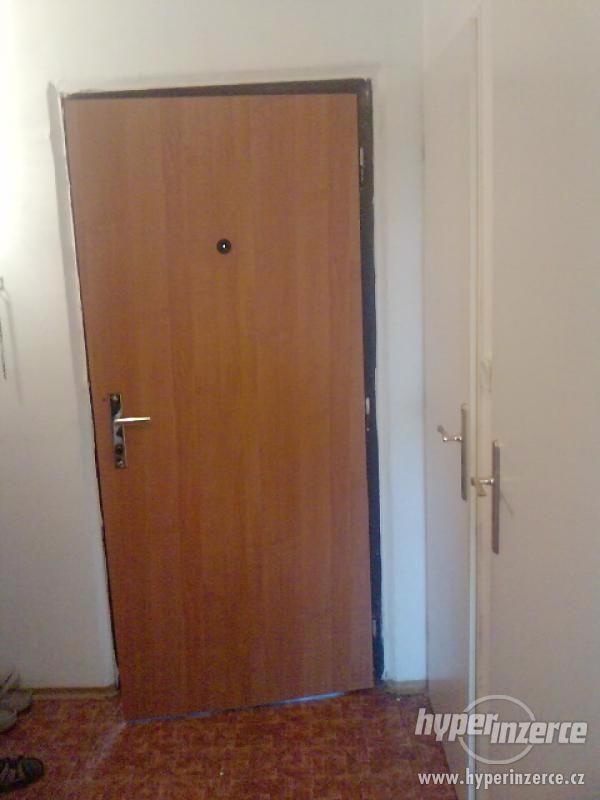 Pronájem zařízeného bytu 2 + kk (52m2) - Horní Roztyly Praha - foto 1