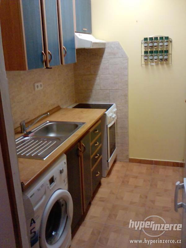 Pronájem zařízeného bytu 2 + kk (52m2) - Horní Roztyly Praha - foto 2