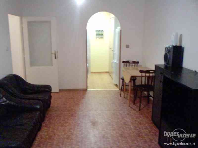 Pronájem zařízeného bytu 2 + kk (52m2) - Horní Roztyly Praha - foto 3