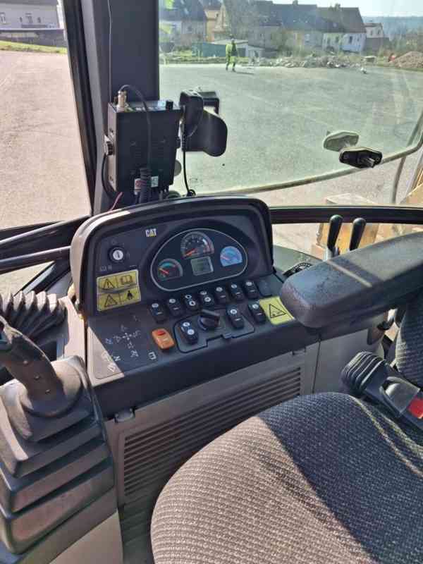 Rýpadlo - nakladač CAT 444F - foto 7