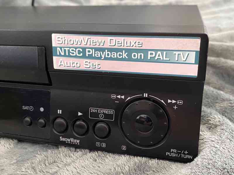S-VHS-ET videorekordér JVC HR-S6953 s video stabilizátorem - foto 5