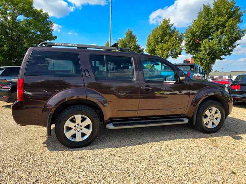 Nissan Pathfinder 2.5 dCi SE 4x4 7míst 140kw - foto 12