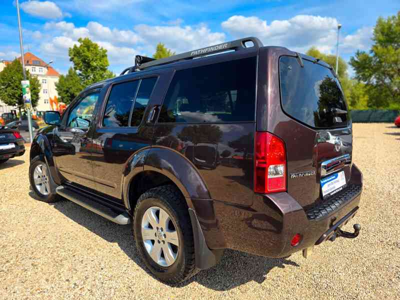 Nissan Pathfinder 2.5 dCi SE 4x4 7míst 140kw - foto 13