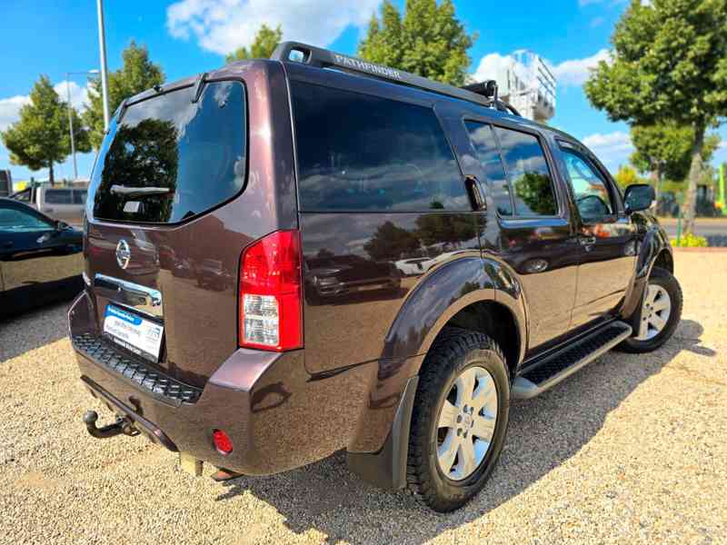 Nissan Pathfinder 2.5 dCi SE 4x4 7míst 140kw - foto 14