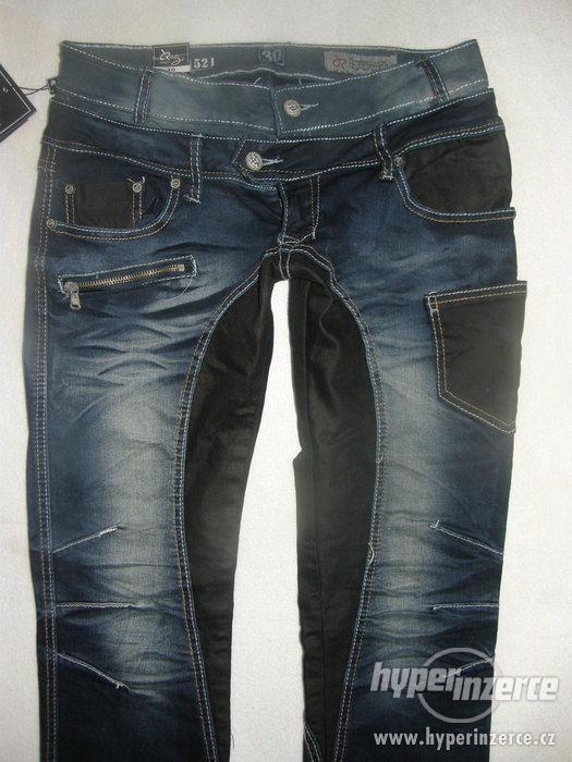 Luxusní prpracované modročerné jeansy - NOVÉ - 30 - foto 1
