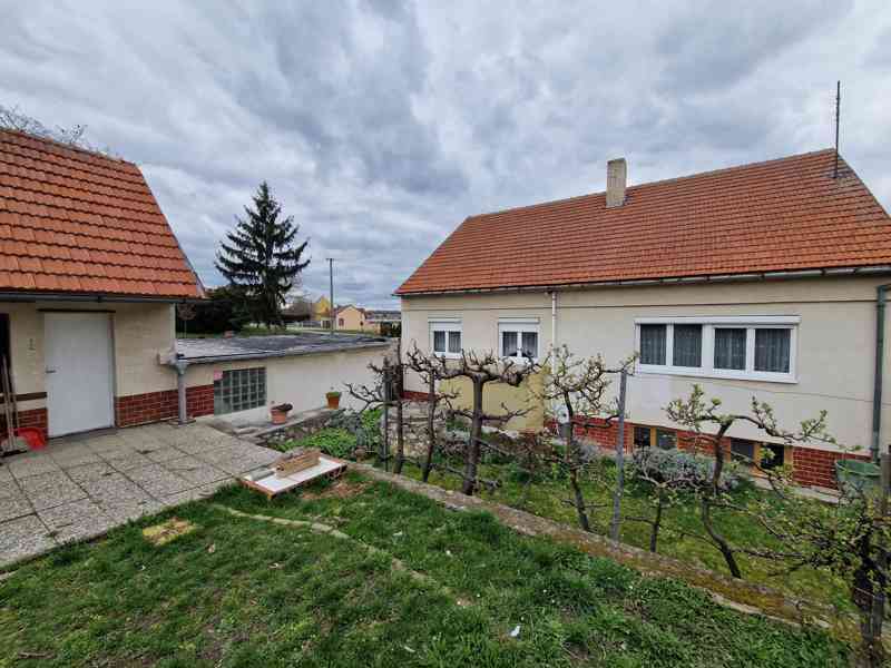 Prodej prostorného rodinného domu 6+1 se zahradou – Drnholec - foto 4