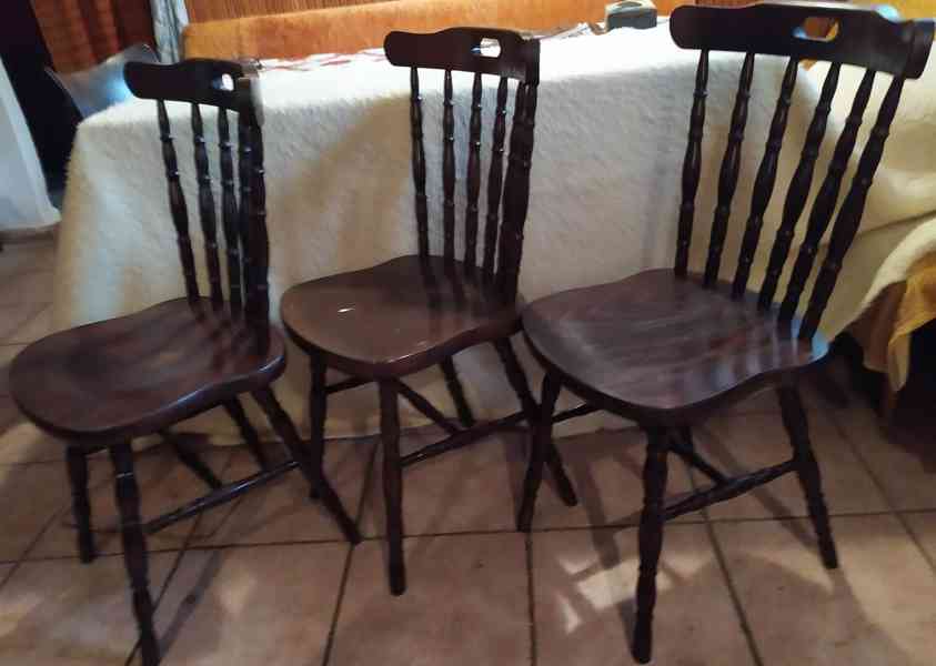 Nabízím tři staré dřevěné jídelní židle Thon - zrestaurované