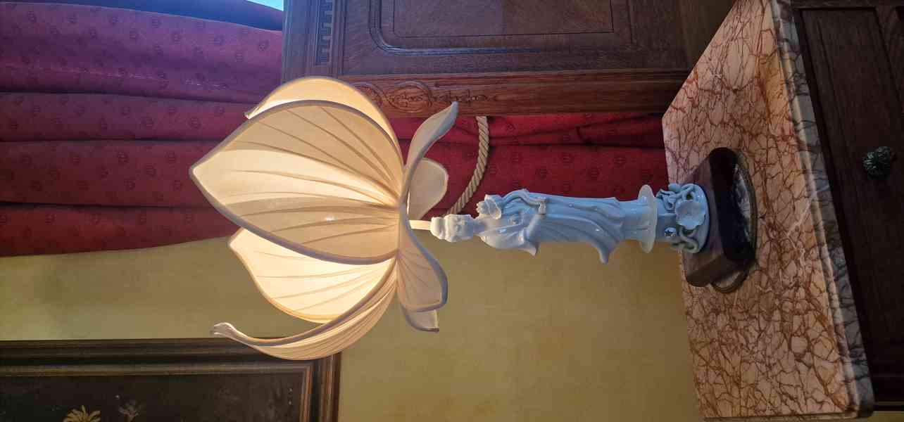 Porcelánová lampa žena s lotosovým stínidlem - foto 3