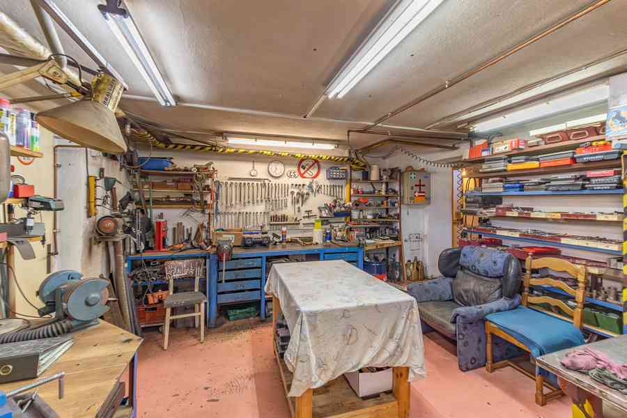 Prodej prostorného rodinného domu u parku v Klatovech - foto 40