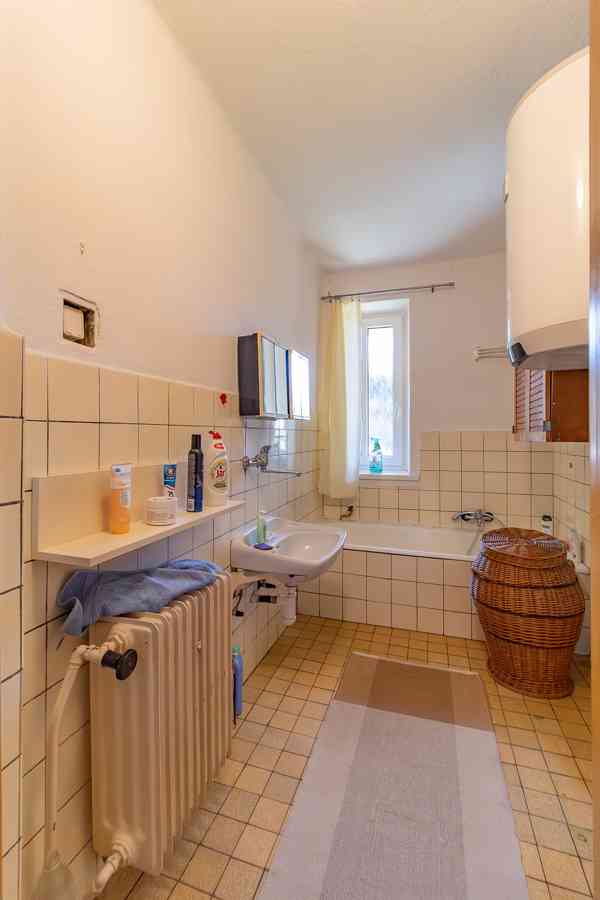 Prodej prostorného rodinného domu u parku v Klatovech - foto 36