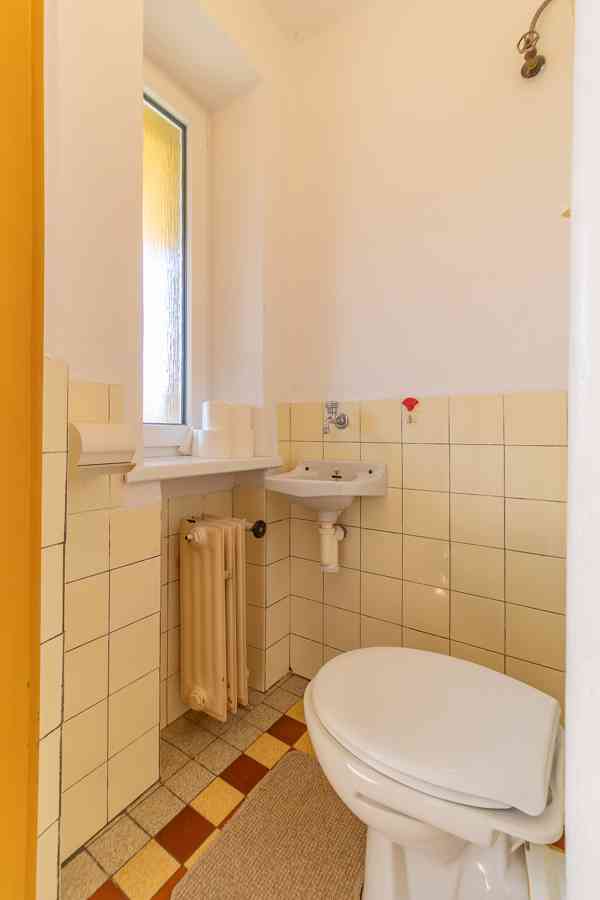 Prodej prostorného rodinného domu u parku v Klatovech - foto 37