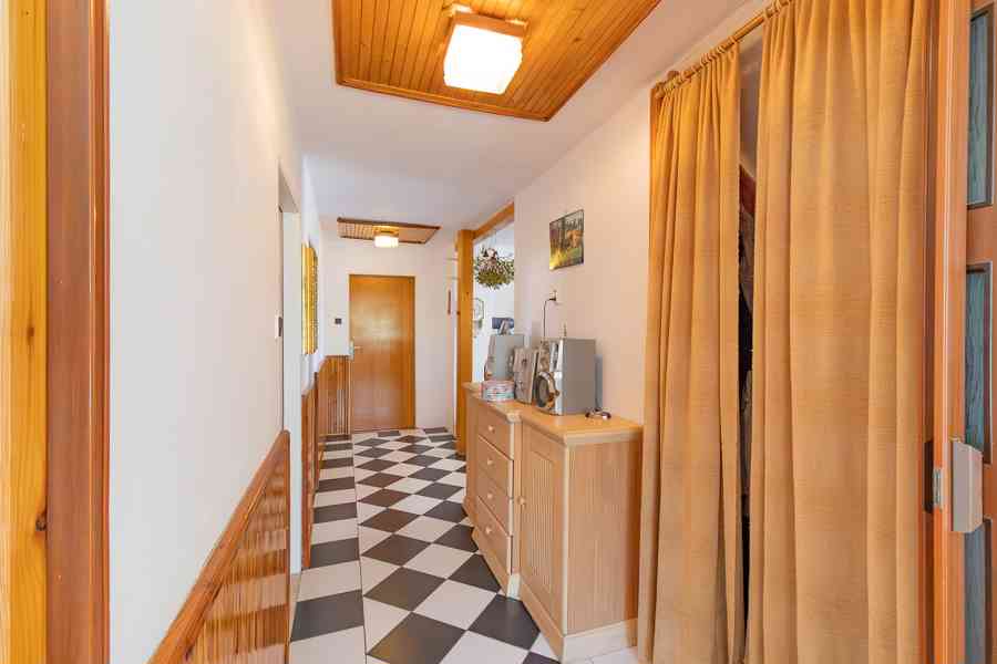 Prodej prostorného rodinného domu u parku v Klatovech - foto 20