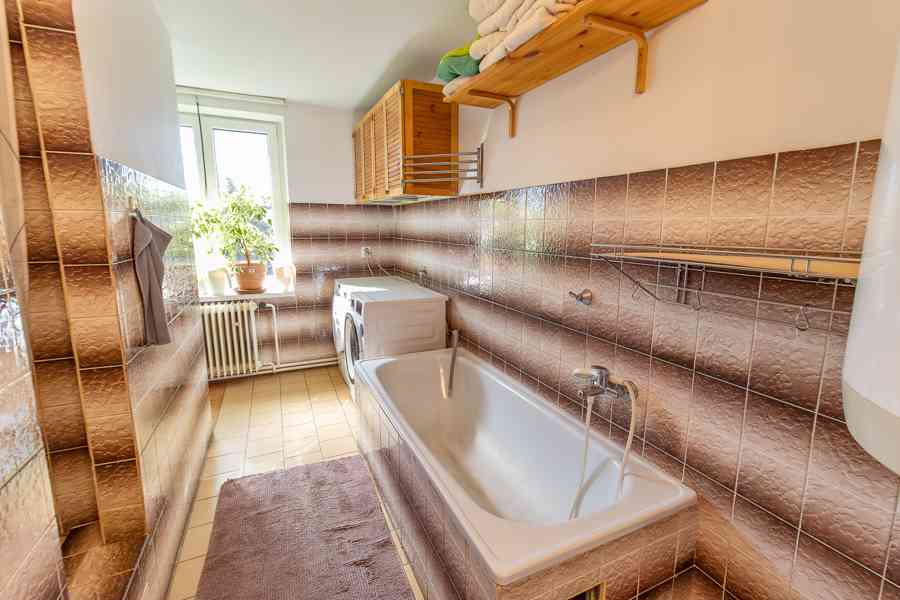 Prodej prostorného rodinného domu u parku v Klatovech - foto 28