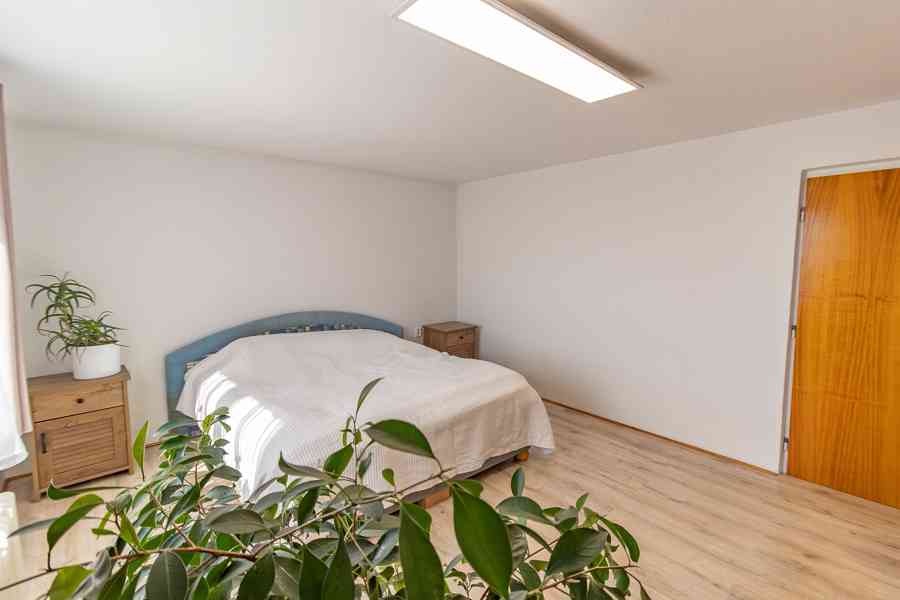 Prodej prostorného rodinného domu u parku v Klatovech - foto 18