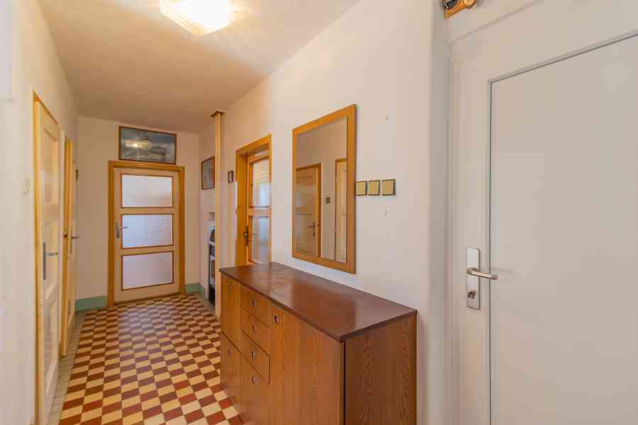 Prodej prostorného rodinného domu u parku v Klatovech - foto 34