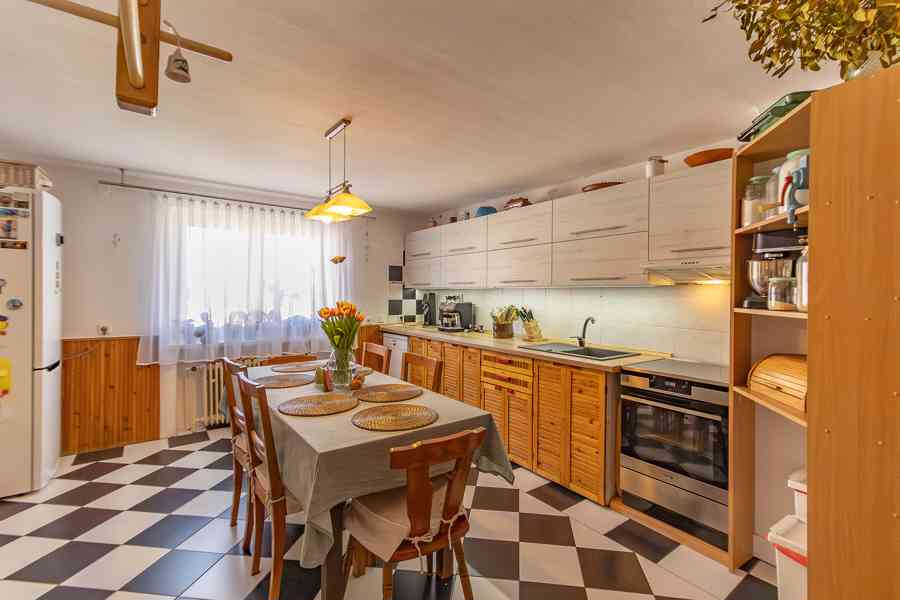 Prodej prostorného rodinného domu u parku v Klatovech - foto 11