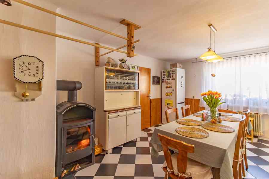 Prodej prostorného rodinného domu u parku v Klatovech - foto 12