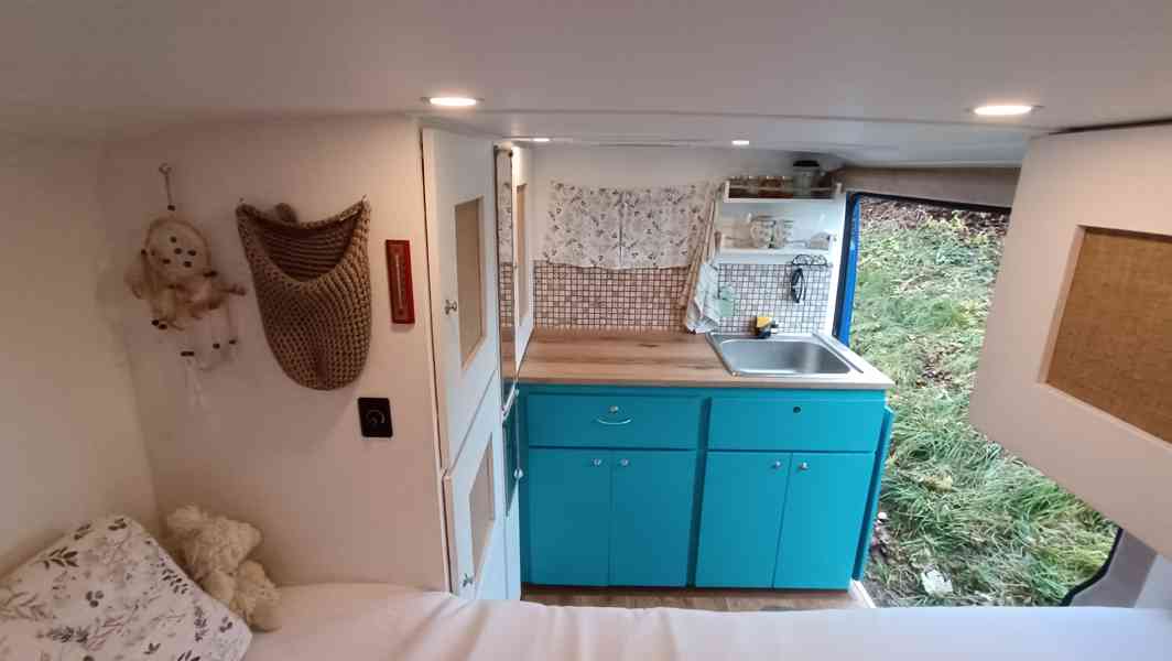 Prodám obytnou dodávku Peugeot Boxer r.v. 2013 s klimatizací - foto 4