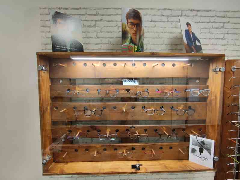 Vitríny a stojany do oční optiky  - foto 2