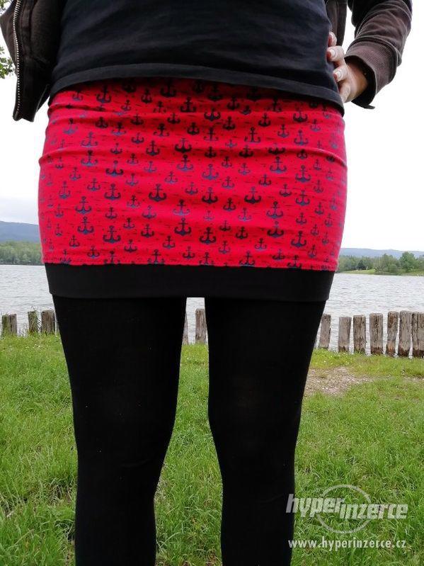 Nová šitá sukně úplet modré kotvy na červené - foto 1