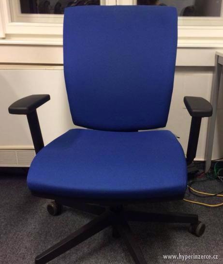 Modrá otočná židle látka - foto 1