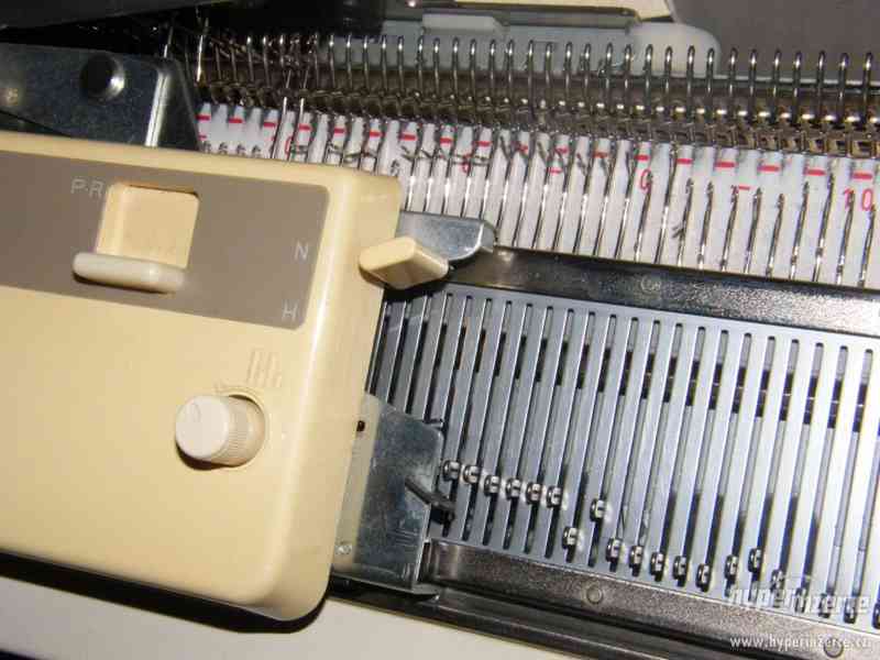 Dvoulůžkový pletací stroj Brother KR-850 - foto 2