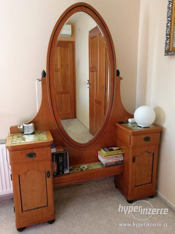 Sada používaného starožitného nábytku - foto 1