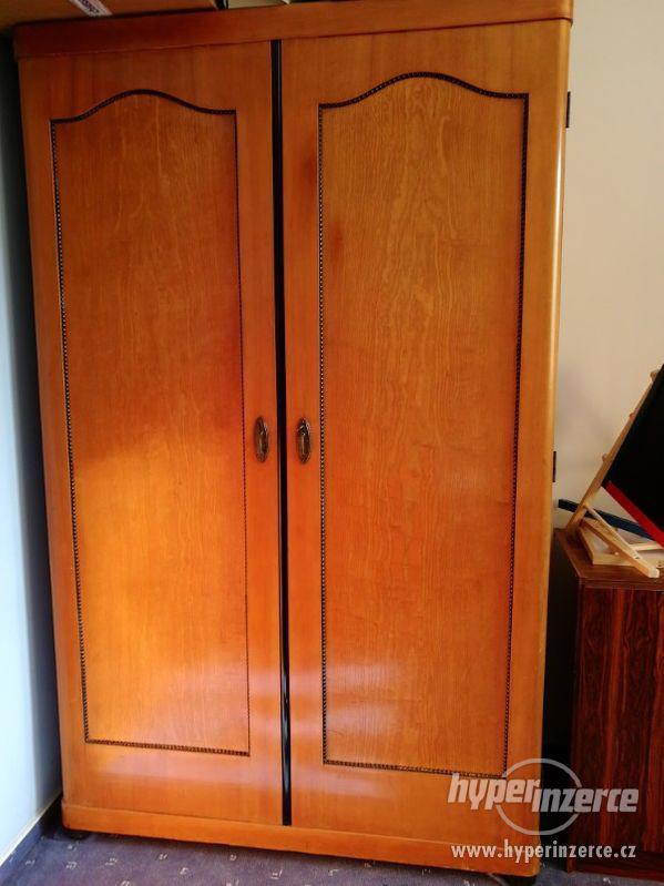 Sada používaného starožitného nábytku - foto 2