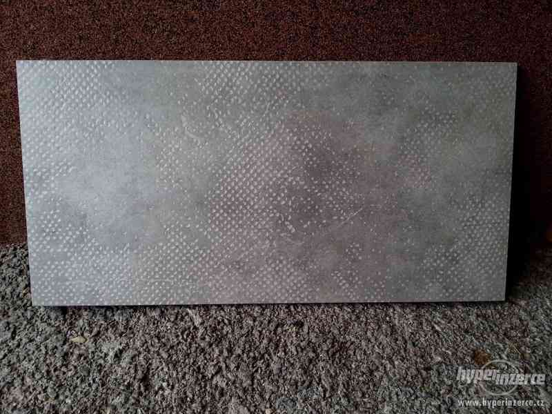 NOVÁ dlažba šedá hadí, obklad šedý 60 x 30 cm, 1,5 m2 - foto 1