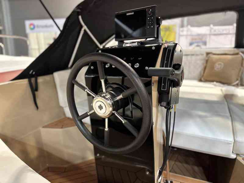 NOVÁ motor.loď Corsiva 505 New Age + Mercury F 60 - foto 8