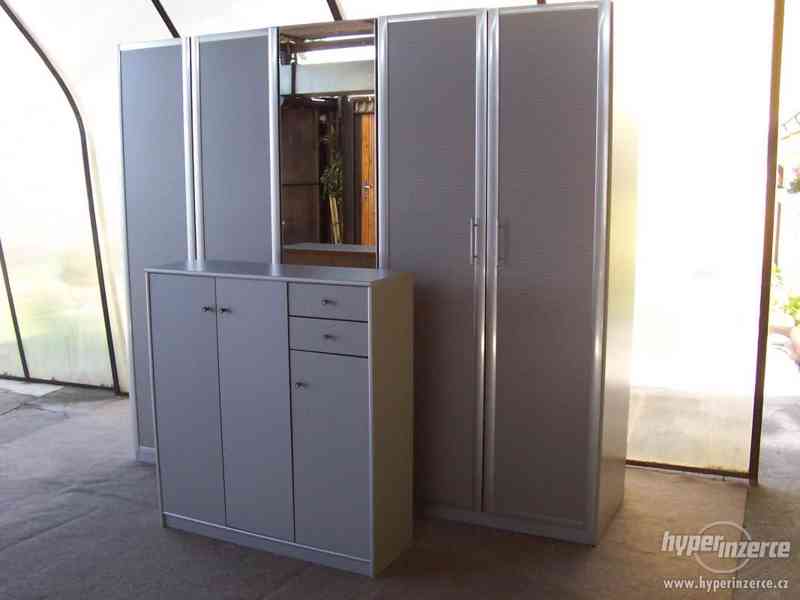 Velká, stříbrná šatní skříň s komodou. Odvoz možný. - foto 1