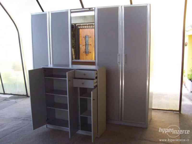 Velká, stříbrná šatní skříň s komodou. Odvoz možný. - foto 2