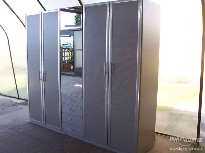 Velká, stříbrná šatní skříň s komodou. Odvoz možný. - foto 3