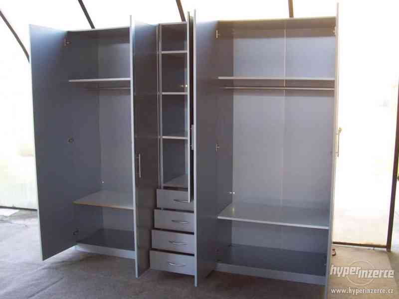 Velká, stříbrná šatní skříň s komodou. Odvoz možný. - foto 4