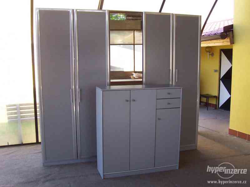 Velká, stříbrná šatní skříň s komodou. Odvoz možný. - foto 5