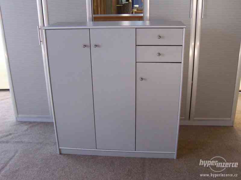 Velká, stříbrná šatní skříň s komodou. Odvoz možný. - foto 7