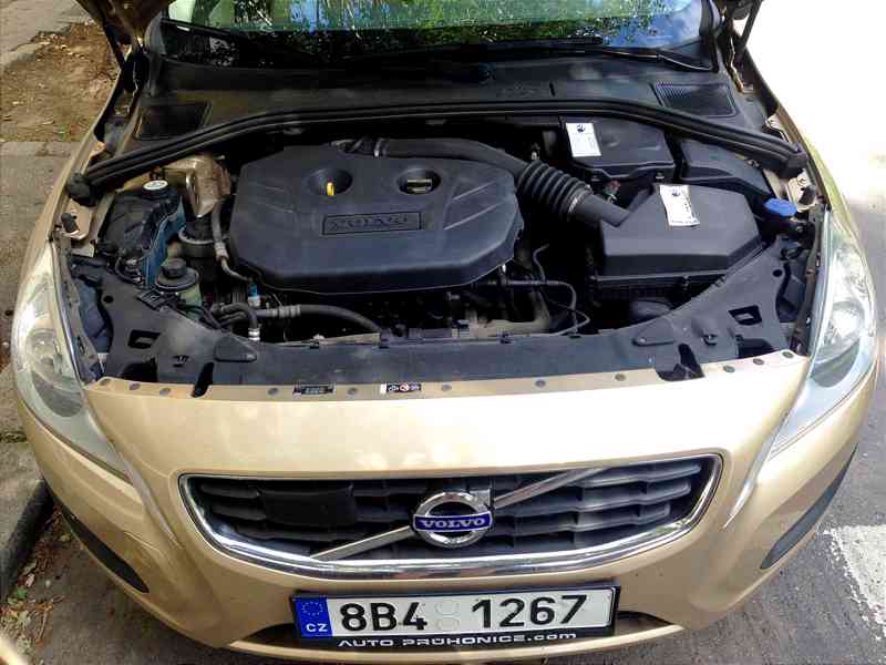 Prodám ve velmi dobrém stavu auto zn. Volvo V60 2.0T 2011 - foto 3