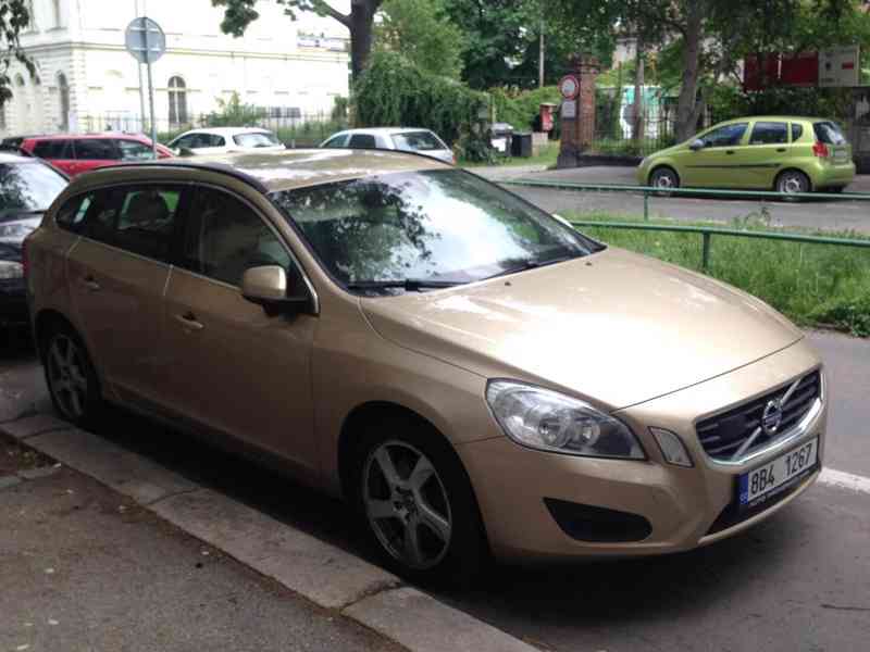 Prodám ve velmi dobrém stavu auto zn. Volvo V60 2.0T 2011 - foto 5