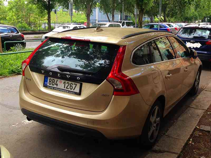 Prodám ve velmi dobrém stavu auto zn. Volvo V60 2.0T 2011 - foto 2