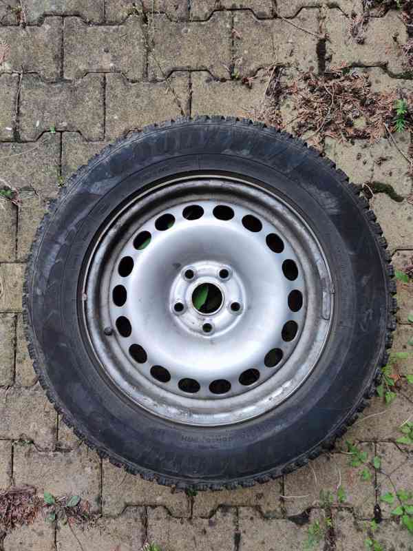 plechové disky R16 ET33 + zimní pneu 215/65 R16 98H